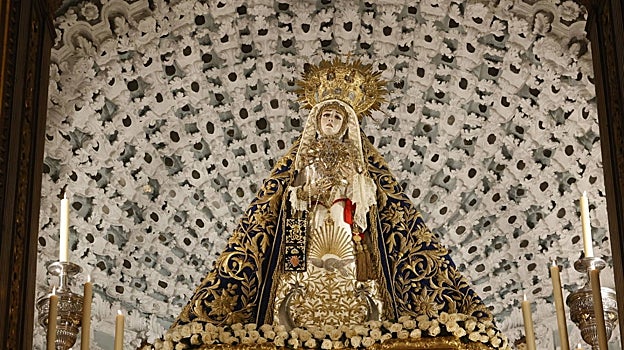 Nuestra Señora de los Dolores, en su camarín