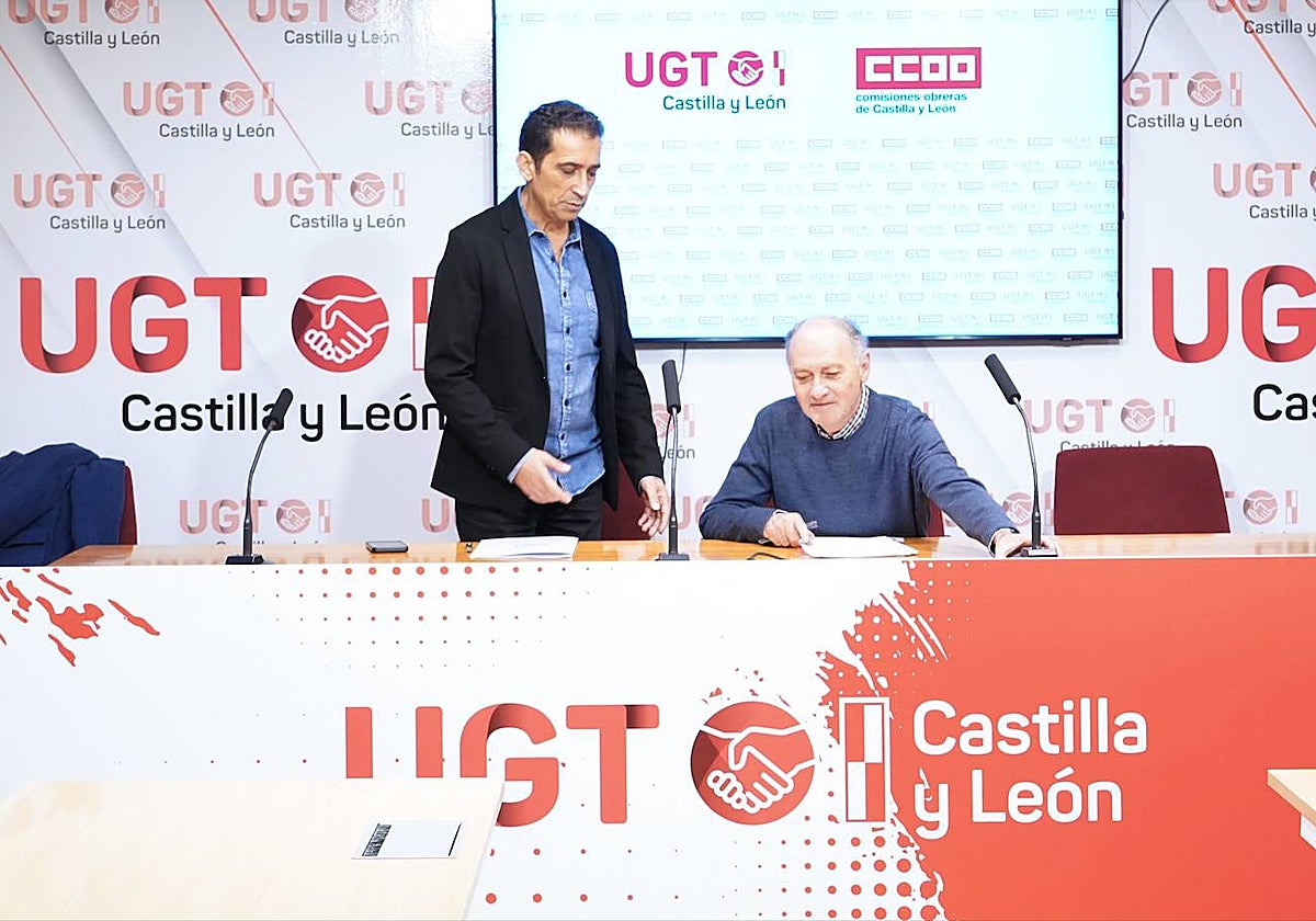 Los secretarios generales de CCOO y UGT en Castilla y León, Vicente Andrés y Faustino Temprano, presentan los actos de la concentración en las Cortes de Castilla y León con motivo de la aprobación el 23 de diciembre de los Presupuestos Generales de la Comunidad