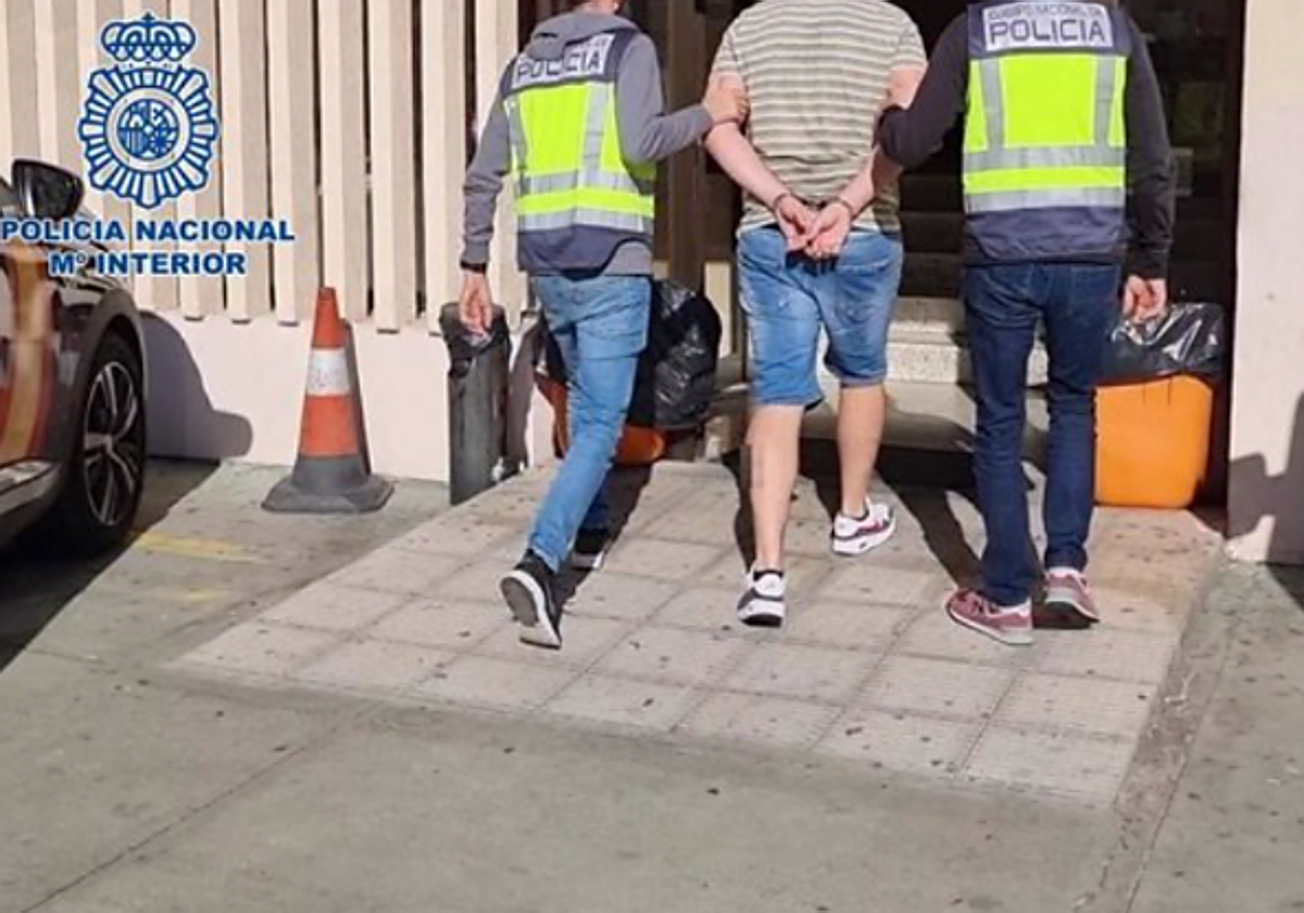 Agentes de la Policía Nacional junto a un detenido en Tenerife, prófugo de la justicia alemana