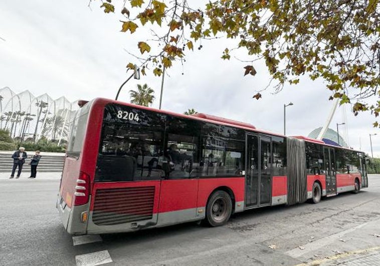 Un conductor se baja de su autobús en Valencia porque una niña de cinco años no llevaba mascarilla