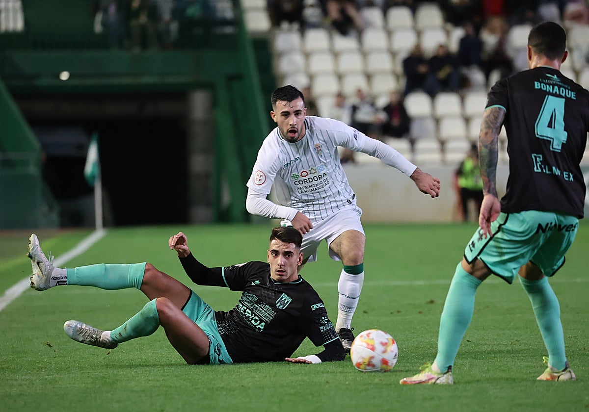 Carlos Puga pelea el balón con un rival del Mérida