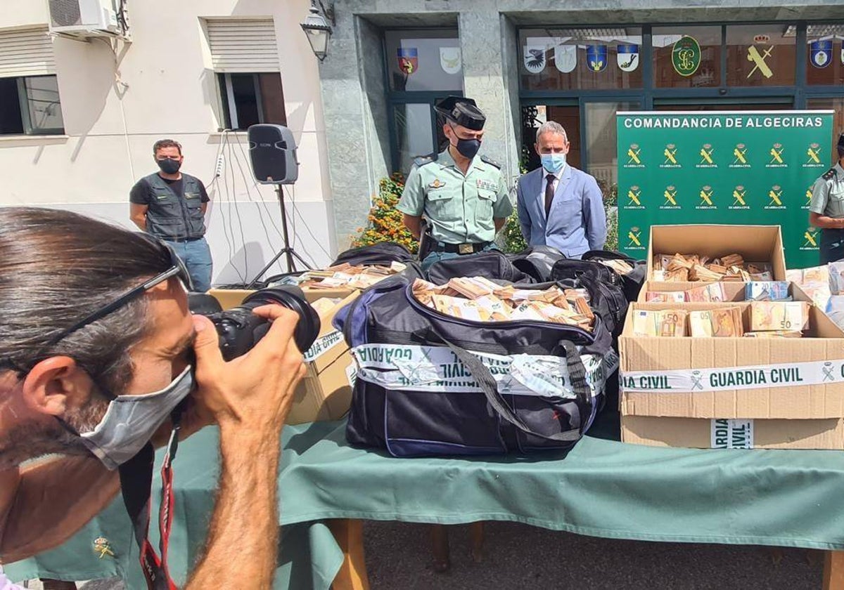 Los móviles encriptados de narcos destapan a decenas de agentes corruptos