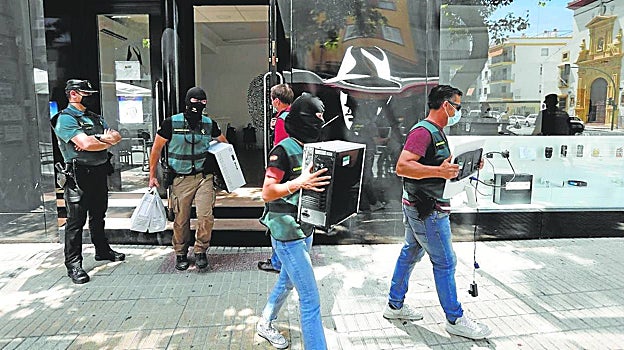 Operación policial en una de las tiendas que vendían terminales