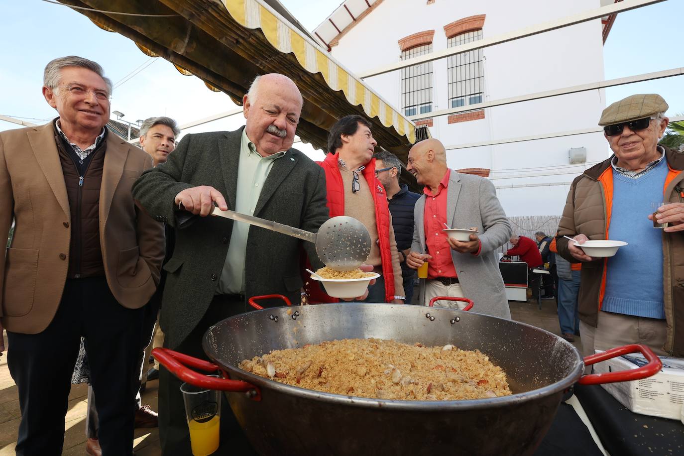 Las tradicionales migas de la Cruz Blanca de Córdoba, en imágenes