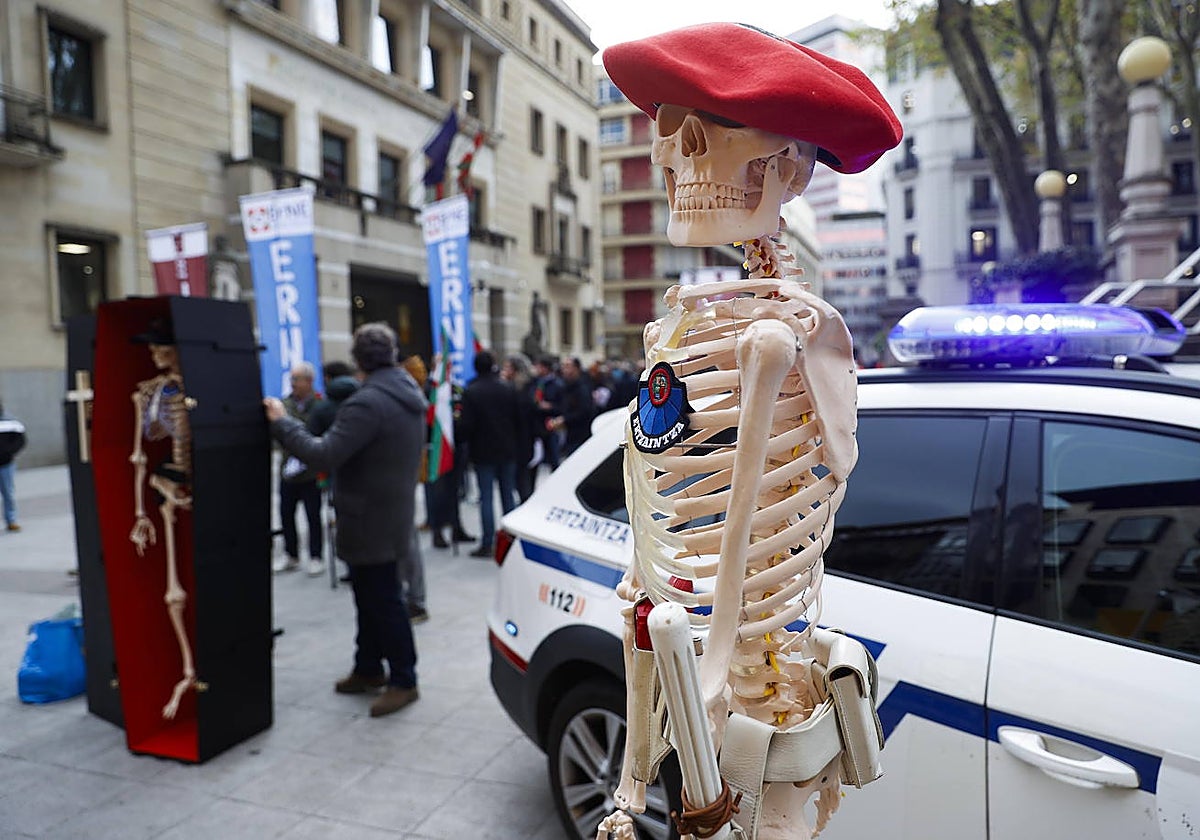 La Ertzaintza ha protestado con esqueletos frente a la sede del PNV para denunciar que el cuerpo «está en los huesos»