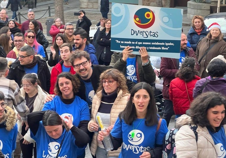 Diversitas,  a ritmo de pasacalles, reivindica  que todas las personas sean socialmente iguales