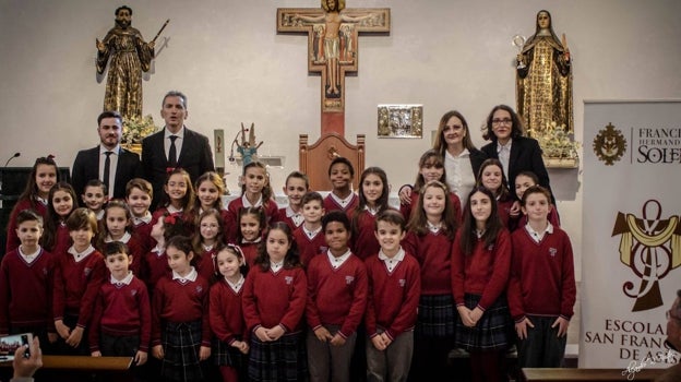 Los niños, con los responsables de la escolanía San Francisco de Asís