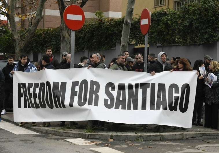 Familiares y amigos se concentran ante la Embajada de Irán para pedir la liberación de Santiago Sánchez: «No es un activista político»