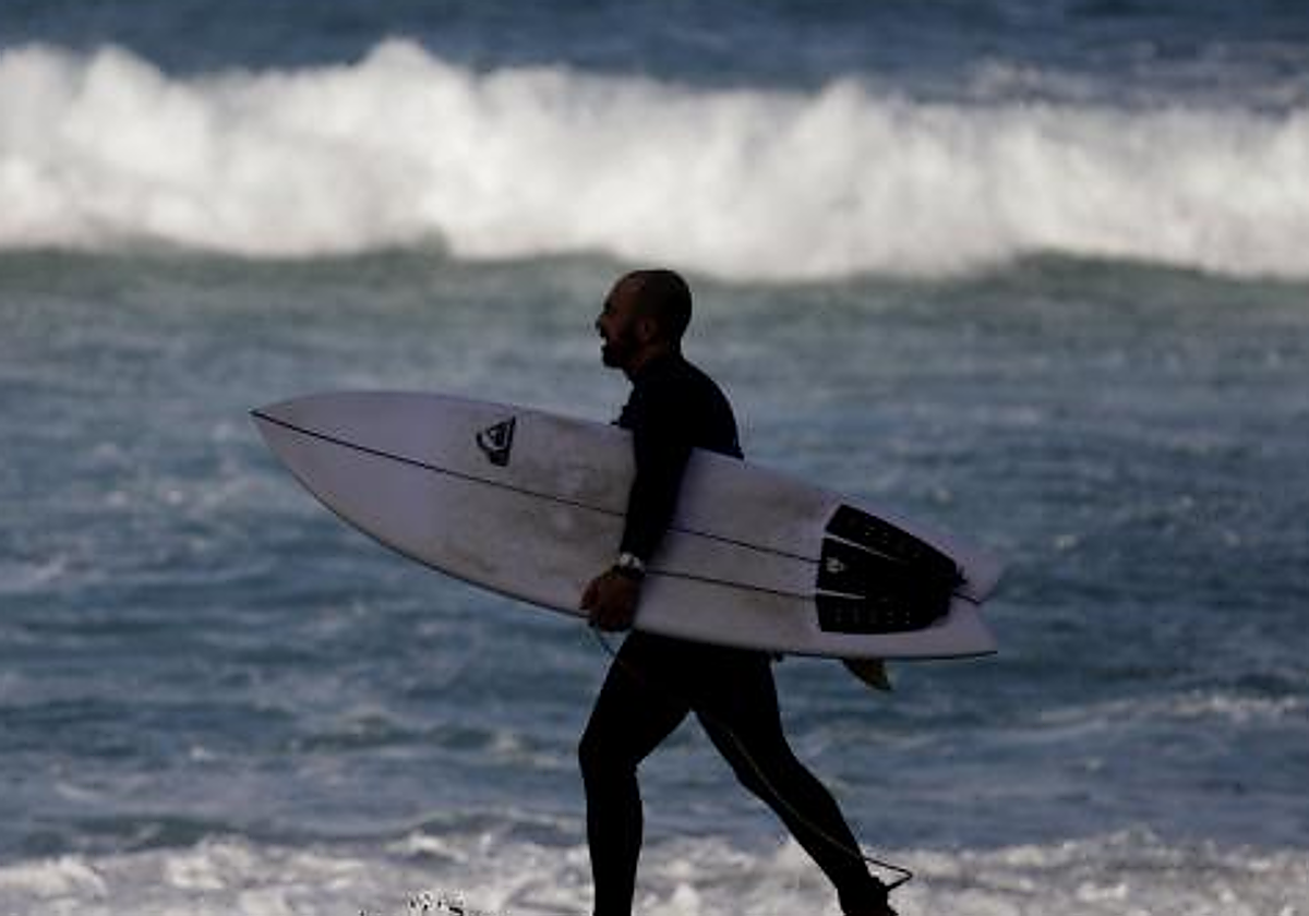 Surfista en La Coruña, la pasada semana