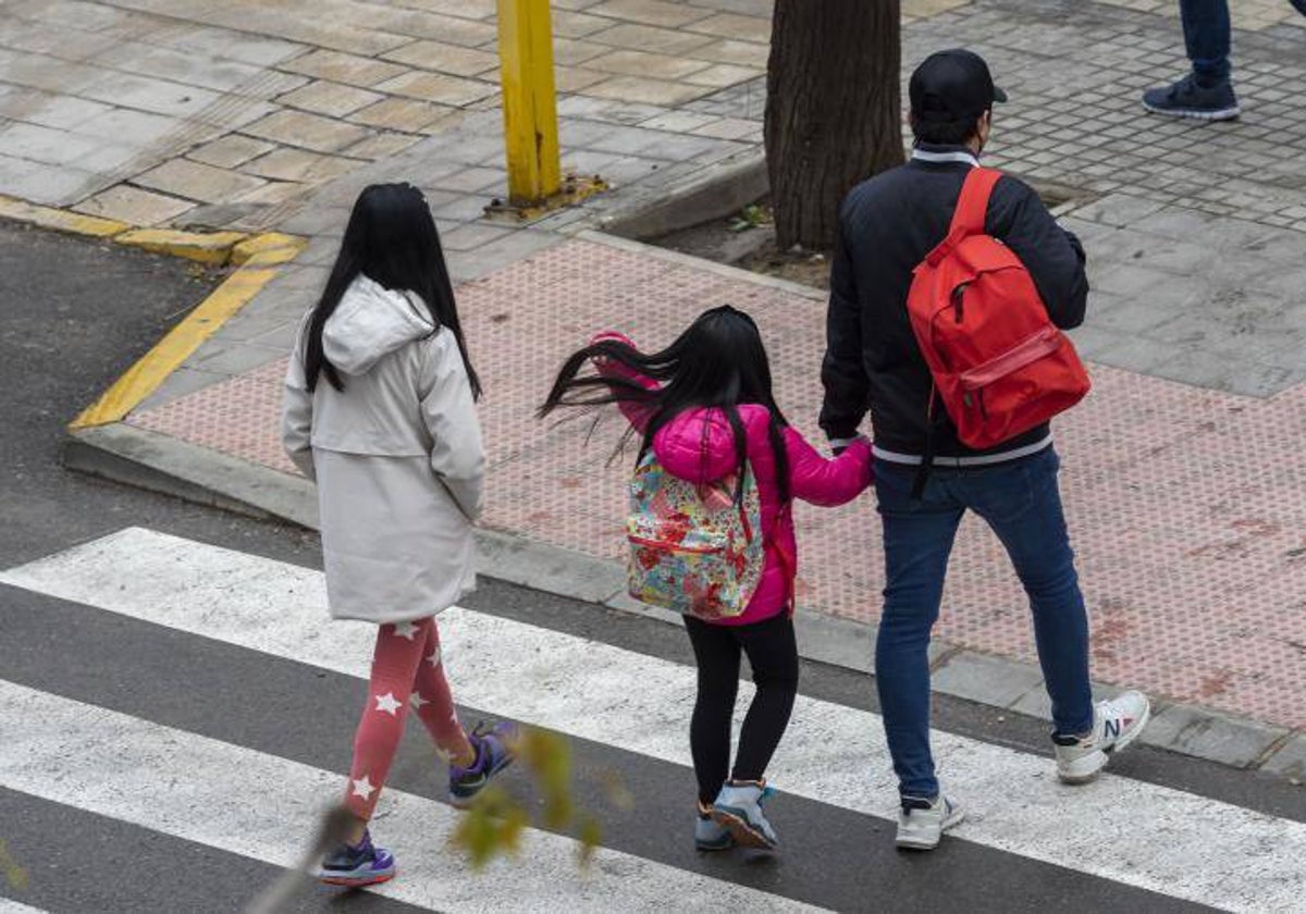 Comienzan los pagos del cheque escolar de 100 euros en Andalucía: así puedes ver el estado de tu solicitud
