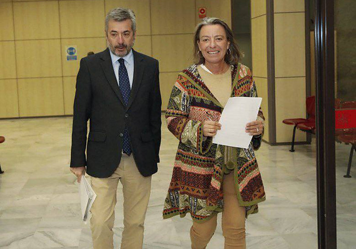 Miguel Ángel Torrico e Isabel Albás, en la mañana de este lunes en el Ayuntamiento