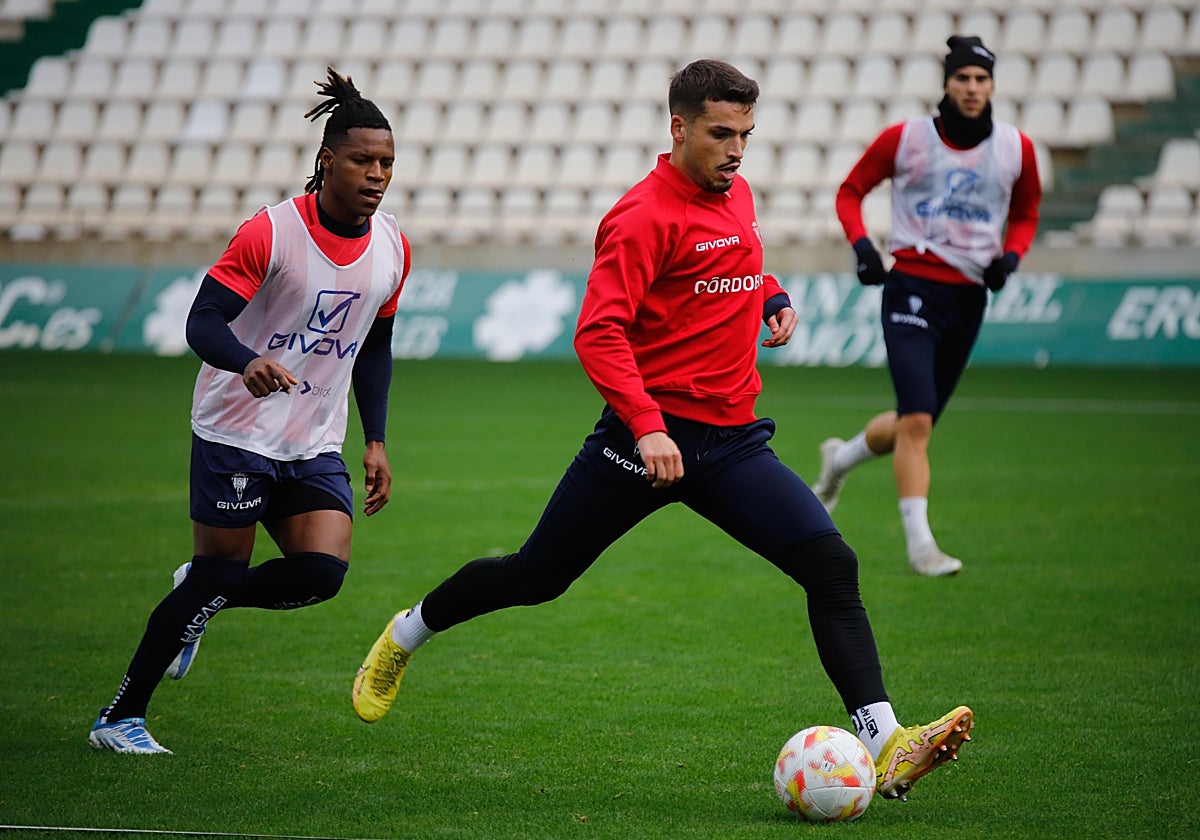José Alonso y Cedric Teguia entrenan en El Arcángel con sus compañeros