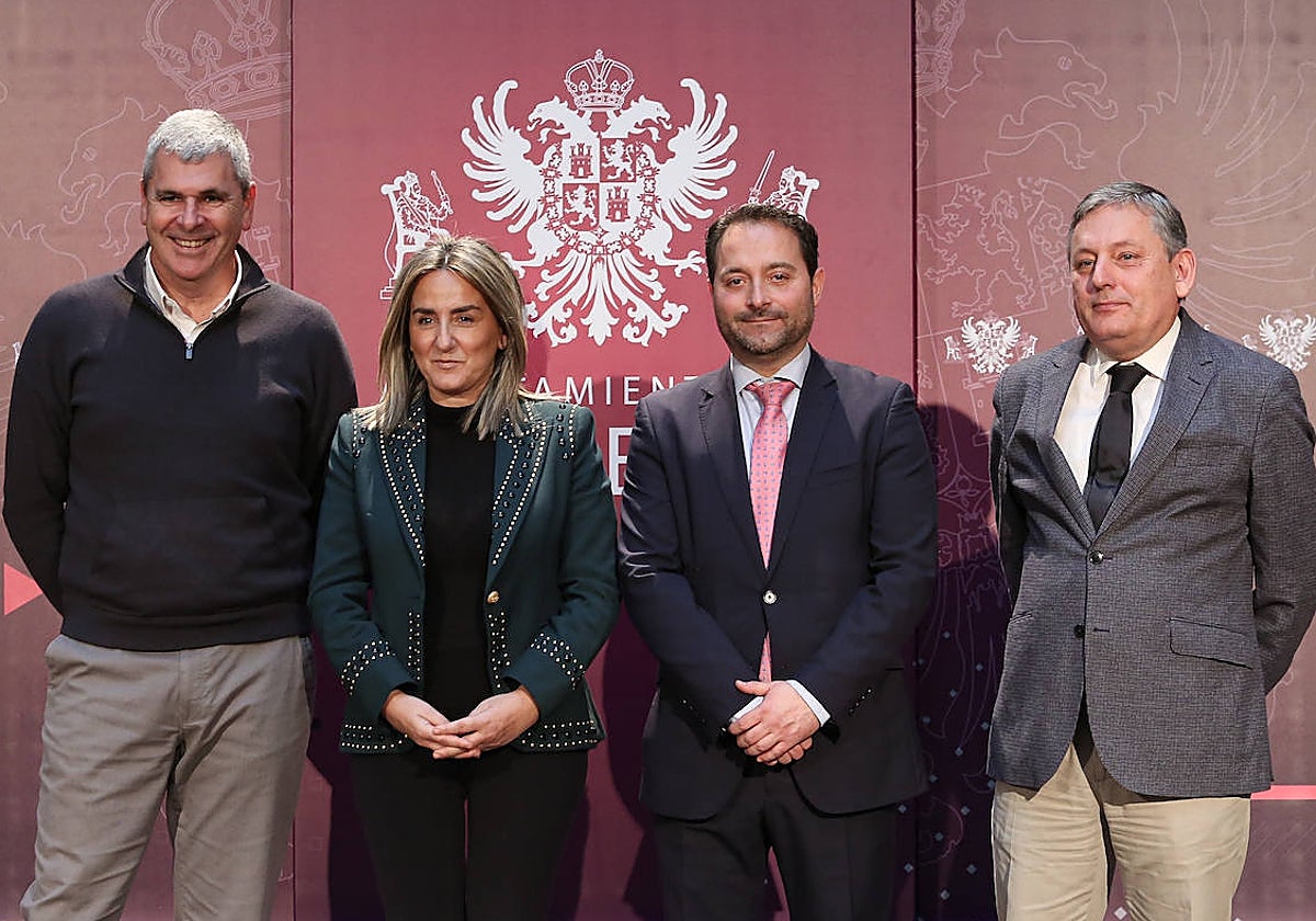 La alcaldesa de Toledo con los directivos de la compañía