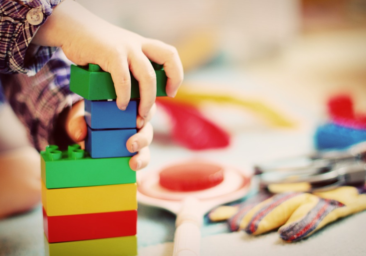 Un niño juega con bloques en foto de archivo