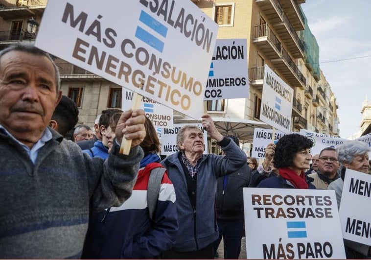 Los regantes achacan los recortes al trasvase Tajo-Segura al «fanatismo político» de la ministra Ribera y el «cemento patriótico» para Page