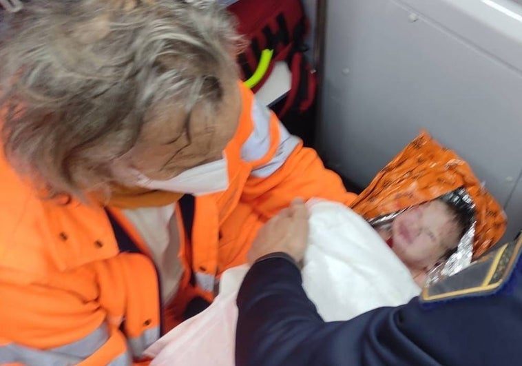 Una mujer da a luz en el arcén de una carretera de Valencia asistida por teléfono por el 112