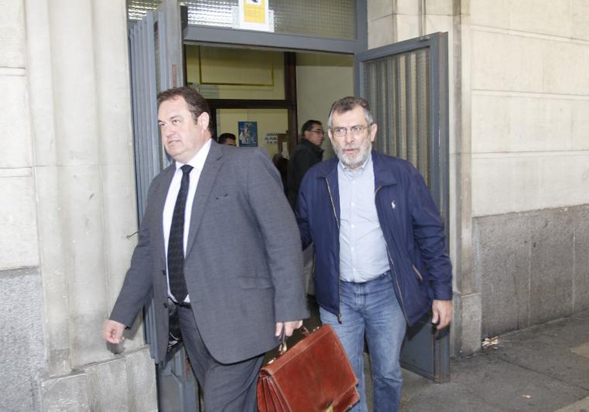 El ex delegado de Empleo en Sevilla Antonio Rivas (derecha) saliendo de los juzgados