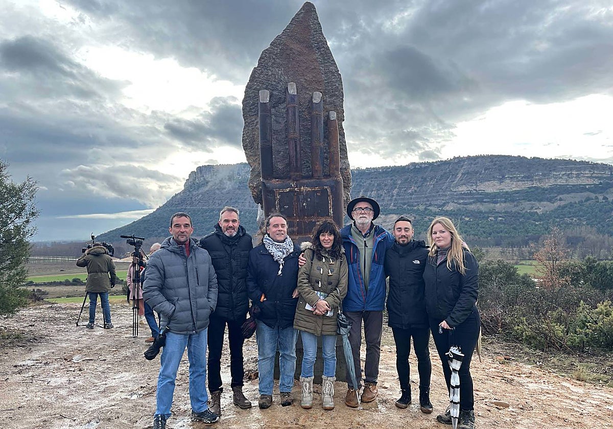 El alcalde dede Valparaíso en Hortigüela (Burgos), Juan Martín Marcos; y el vicepresidente de la Fundación Atapuerca e investigador principal de la excavación de Valparaíso, Eudald Carbonell, junto a vecinos de la localidad, junto a la nueva escultura