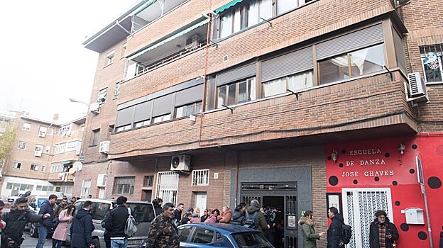 Familiares a las puertas del domicilio del menor de 17 años