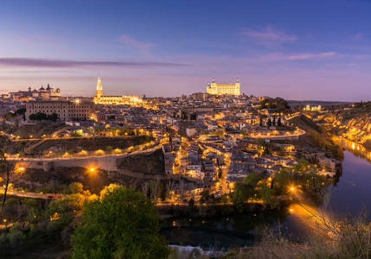 La panorámica nocturna más bonita del mundo, portada del calendario del Ayuntamiento para 2023