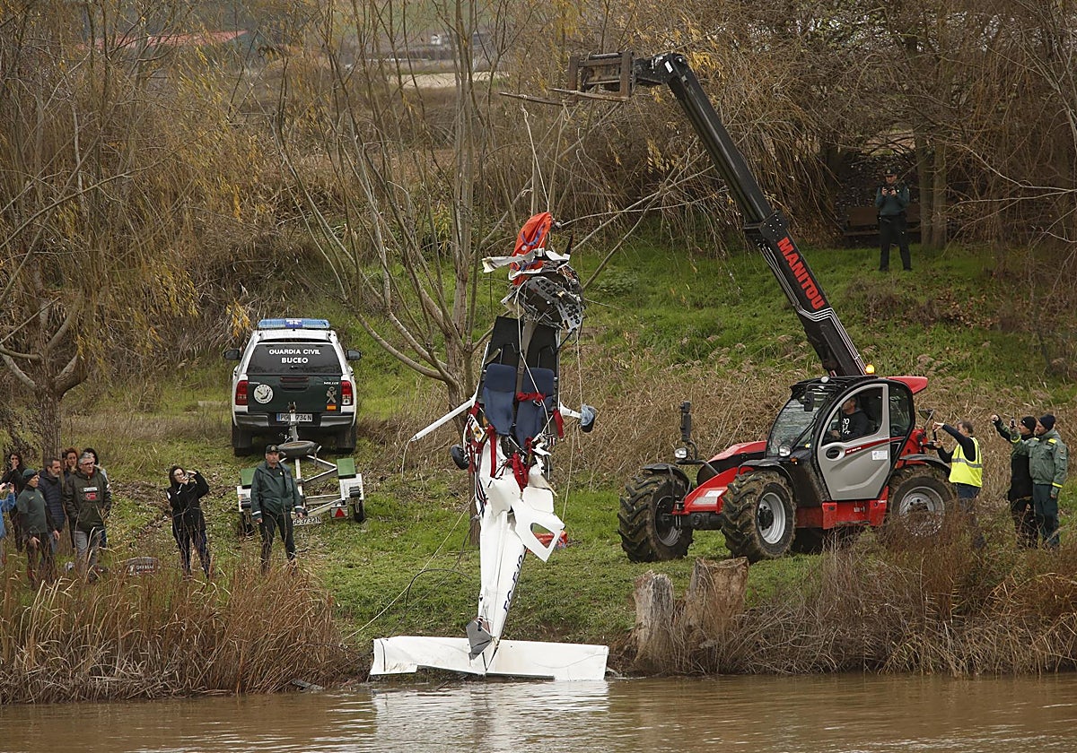 Completan la extracción del ultraligero siniestrado en Valladolid sin rastro del piloto