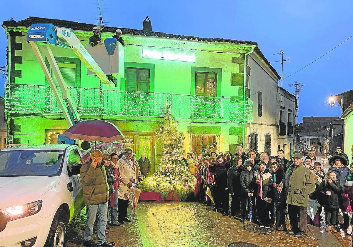 Encendido por parte de Iberdrola del árbol navideño confeccionado en Fuenteguinaldo (Salamanca)