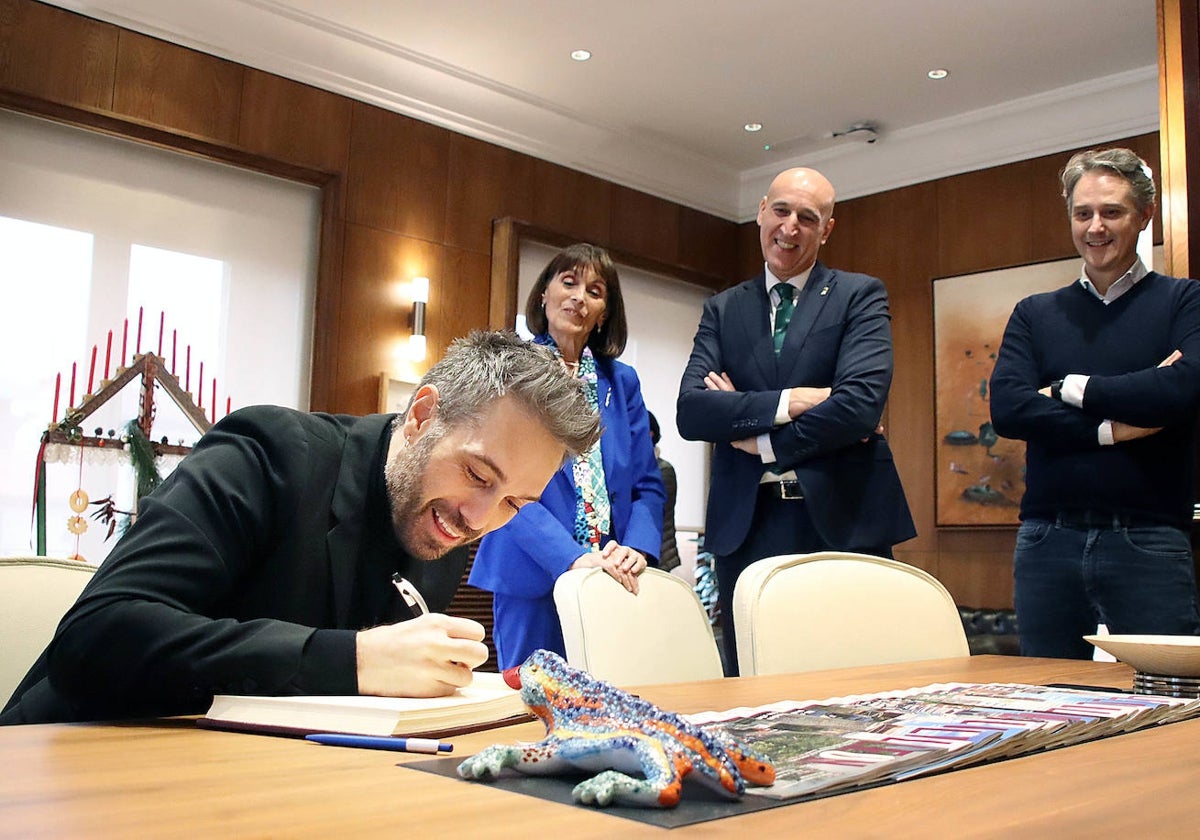 Dani Martínez acude a la entrega del título de Hijo Predilecto de León, con el alcalde de la ciudad