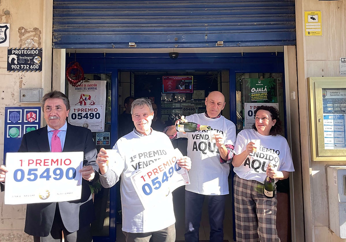 Responsables de la administración número 2 de Roquetas de Mar celebran su segundo Gordo.