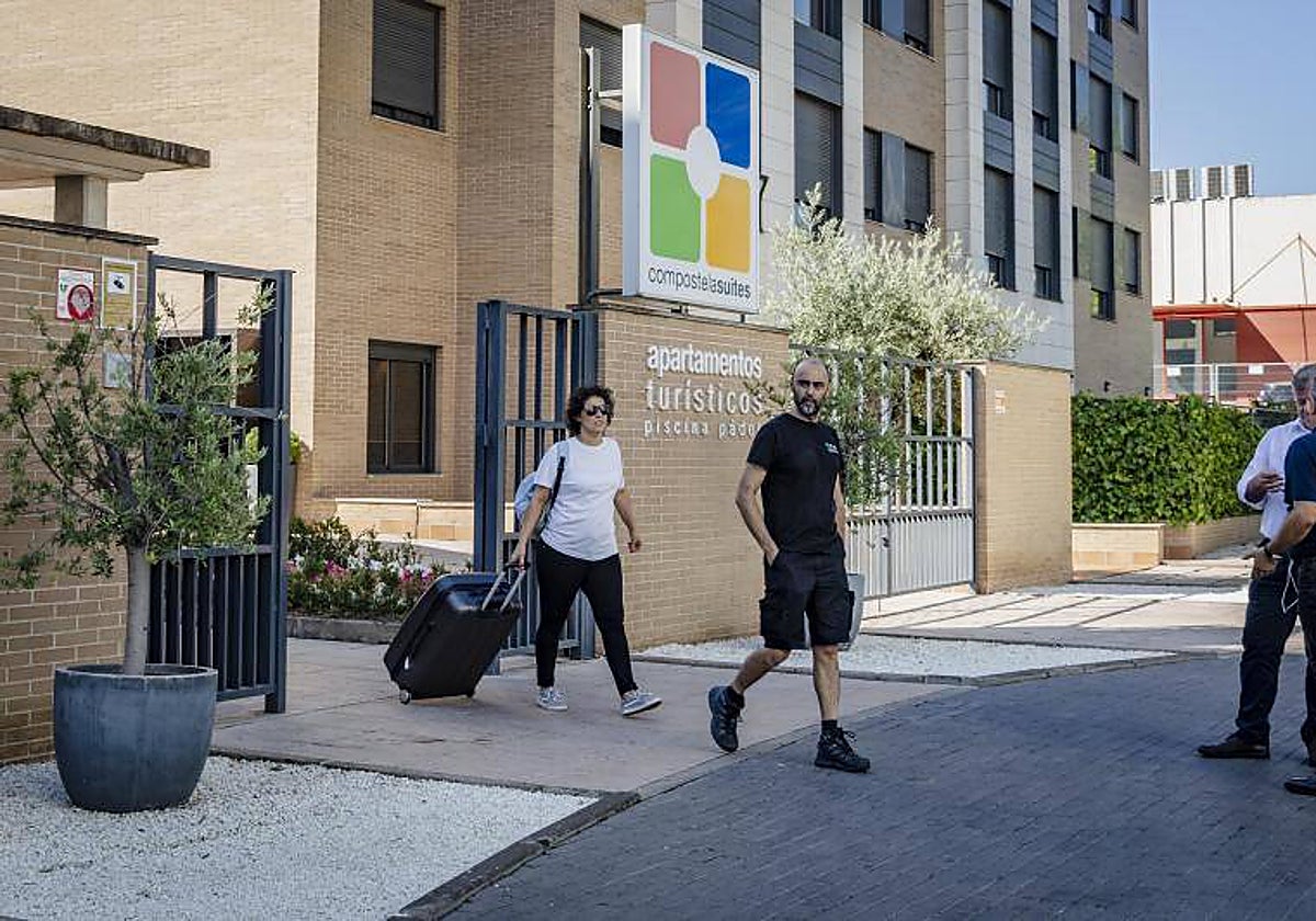 Dos vecinos saliendo en septiembre de los aparthoteles donde se les alojó provisionalmente tras ser desalojados de sus viviendas