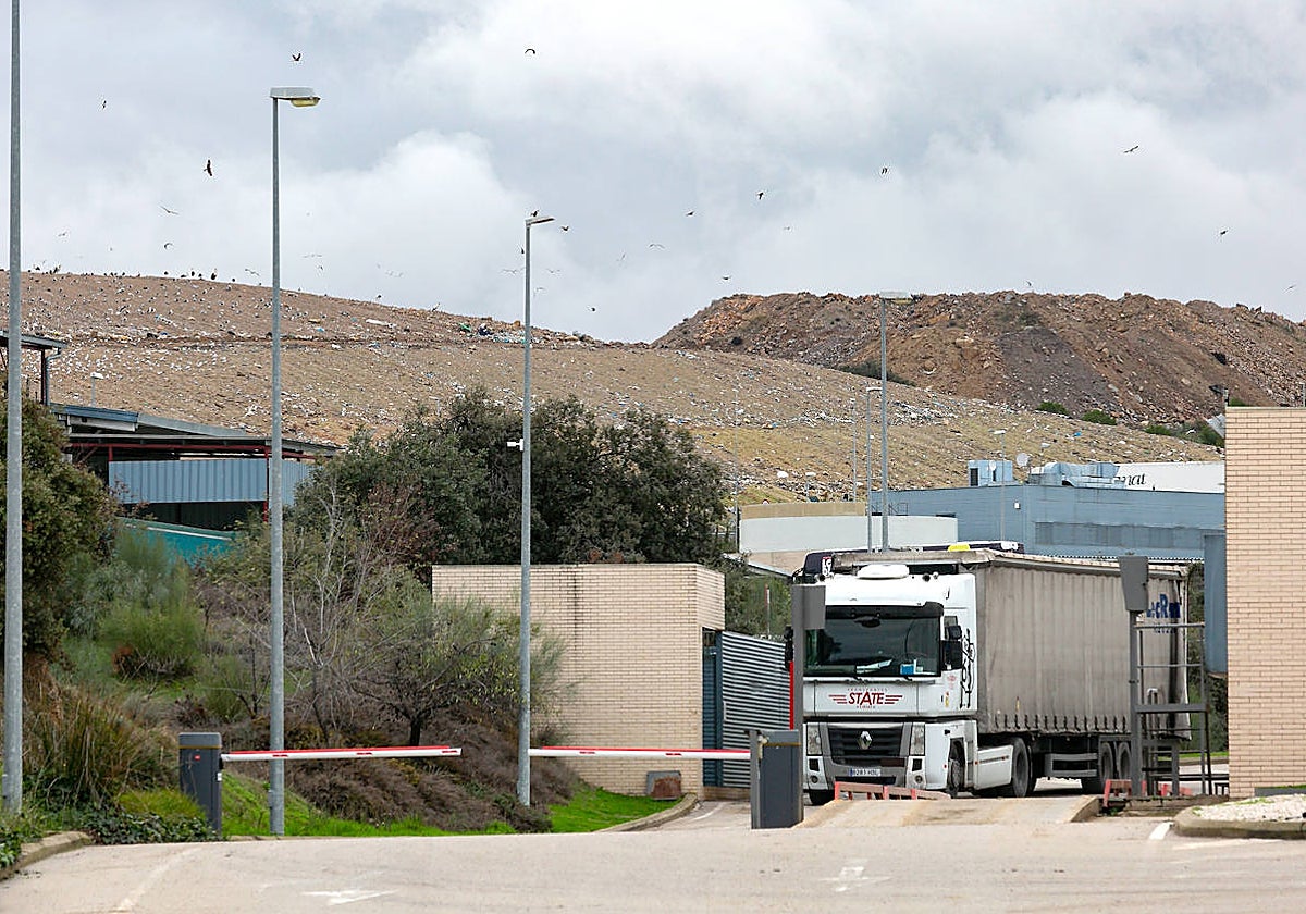 Acceso principal al vertedero de Toledo