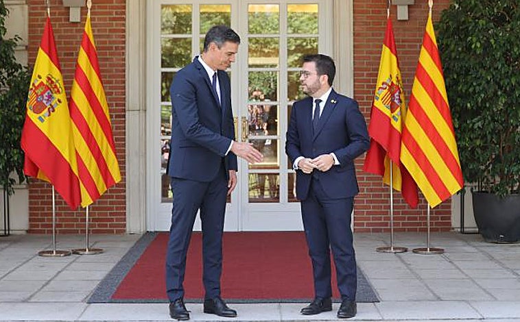 Imagen principal - 1. Sánchez y Aragonès, en la reunión unilateral en La Moncloa el pasado 15 de julio // 2. Don Juan Carlos, que no ha anunciado otra visita a España, durante su estancia en Sanxenxo el 20 de mayo // 3. Personas con mascarilla en el interior de un edificio, el 6 de abril