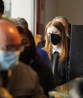 Imagen secundaria 2 - 1. Sánchez y Aragonès, en la reunión unilateral en La Moncloa el pasado 15 de julio // 2. Don Juan Carlos, que no ha anunciado otra visita a España, durante su estancia en Sanxenxo el 20 de mayo // 3. Personas con mascarilla en el interior de un edificio, el 6 de abril