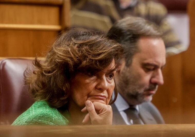 El PSOE abre expediente a Carmen Calvo por no apoyar la 'ley trans' y podría imponerle la multa máxima, de 600 euros