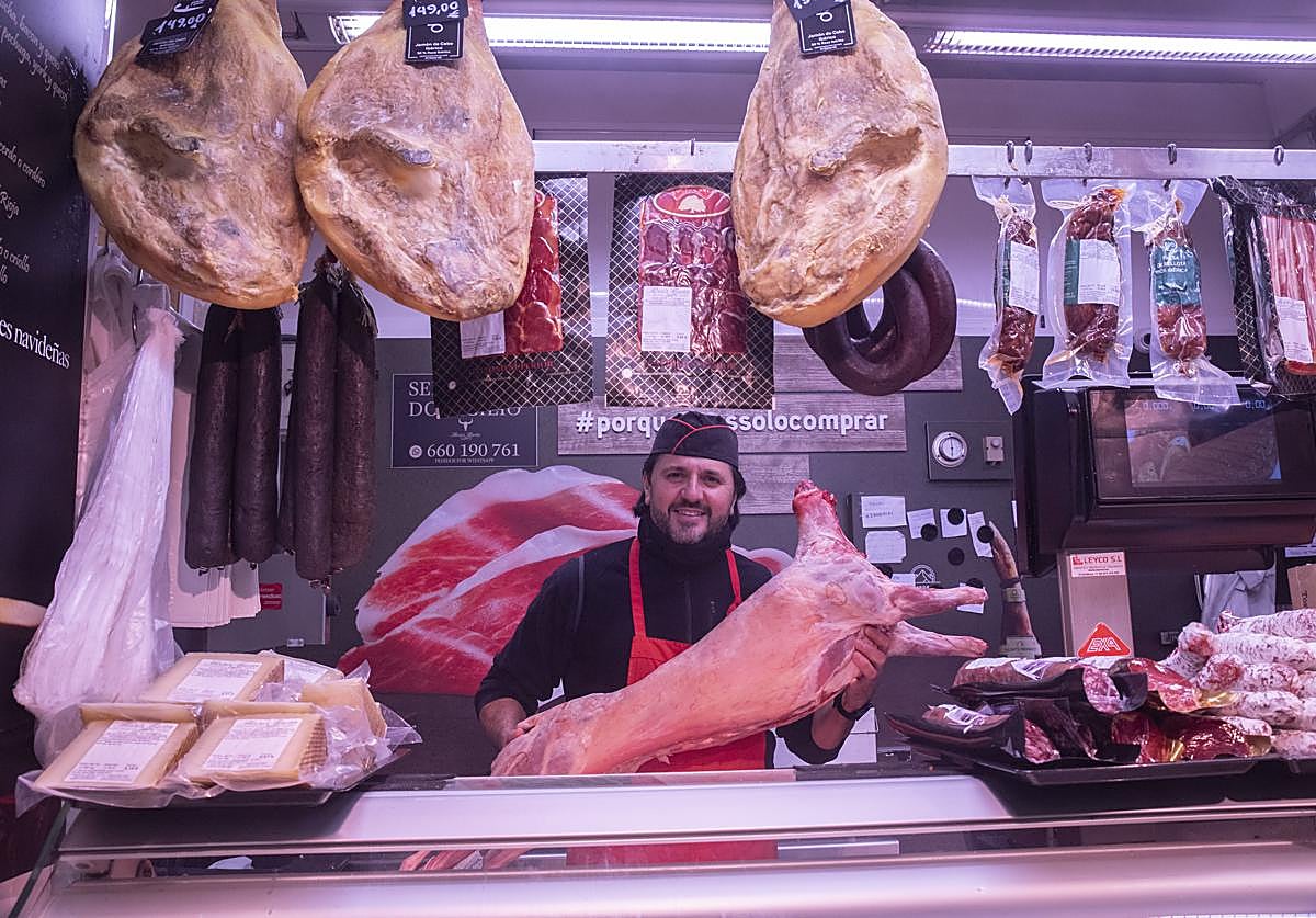 Moisés Muñoz, carnicero en el mercado Sánchez Peña de la Corredera