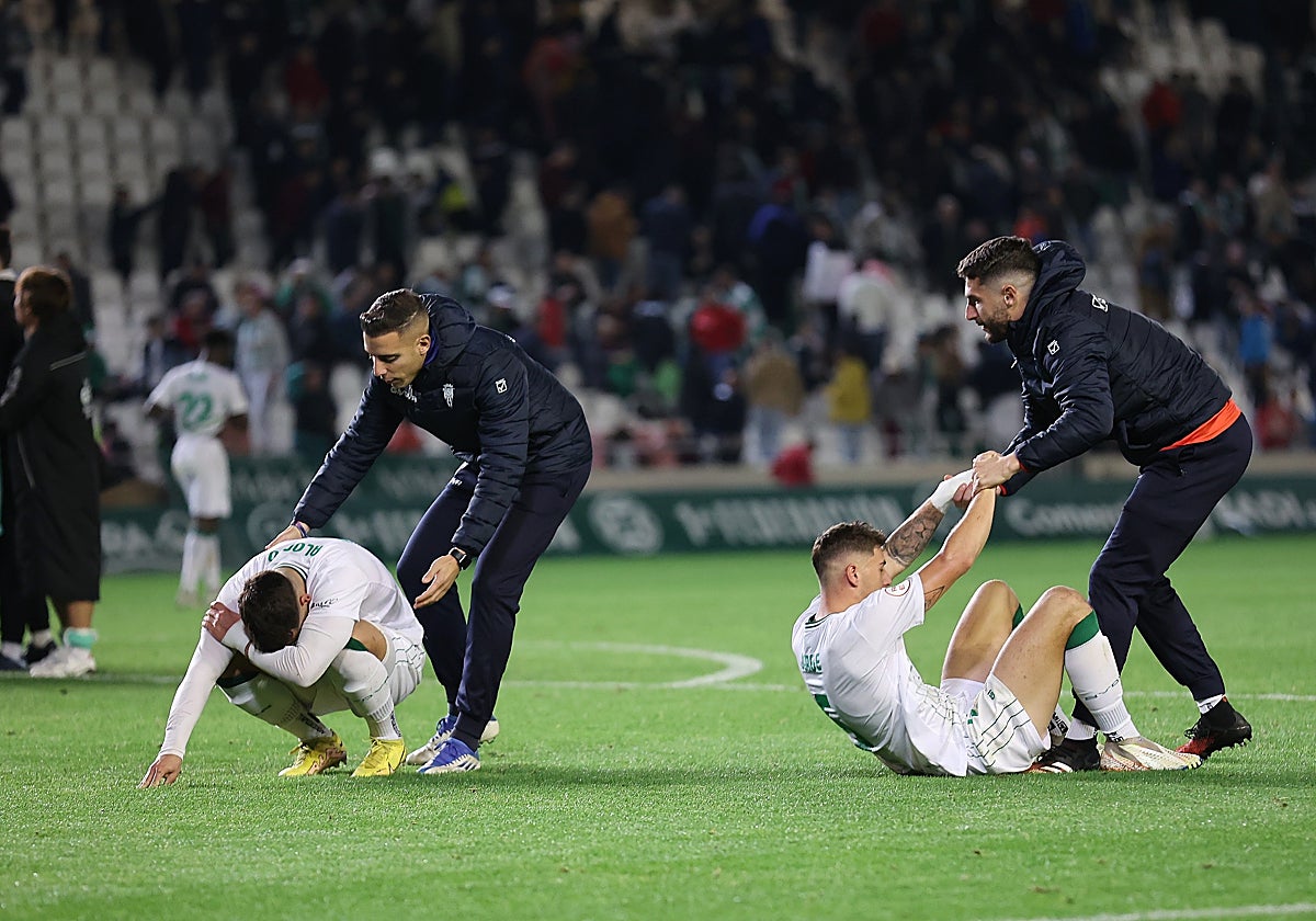 Los jugadores del Córdoba CF tras una derrota en El Arcángel