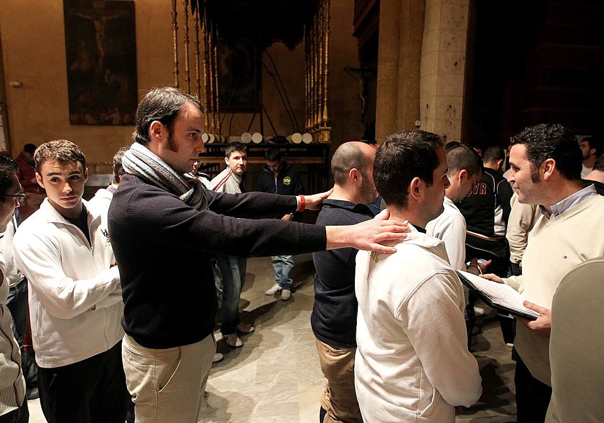 El capataz Enrique Garrido, a la izquierda con jersey oscuro, en imagen de archivo