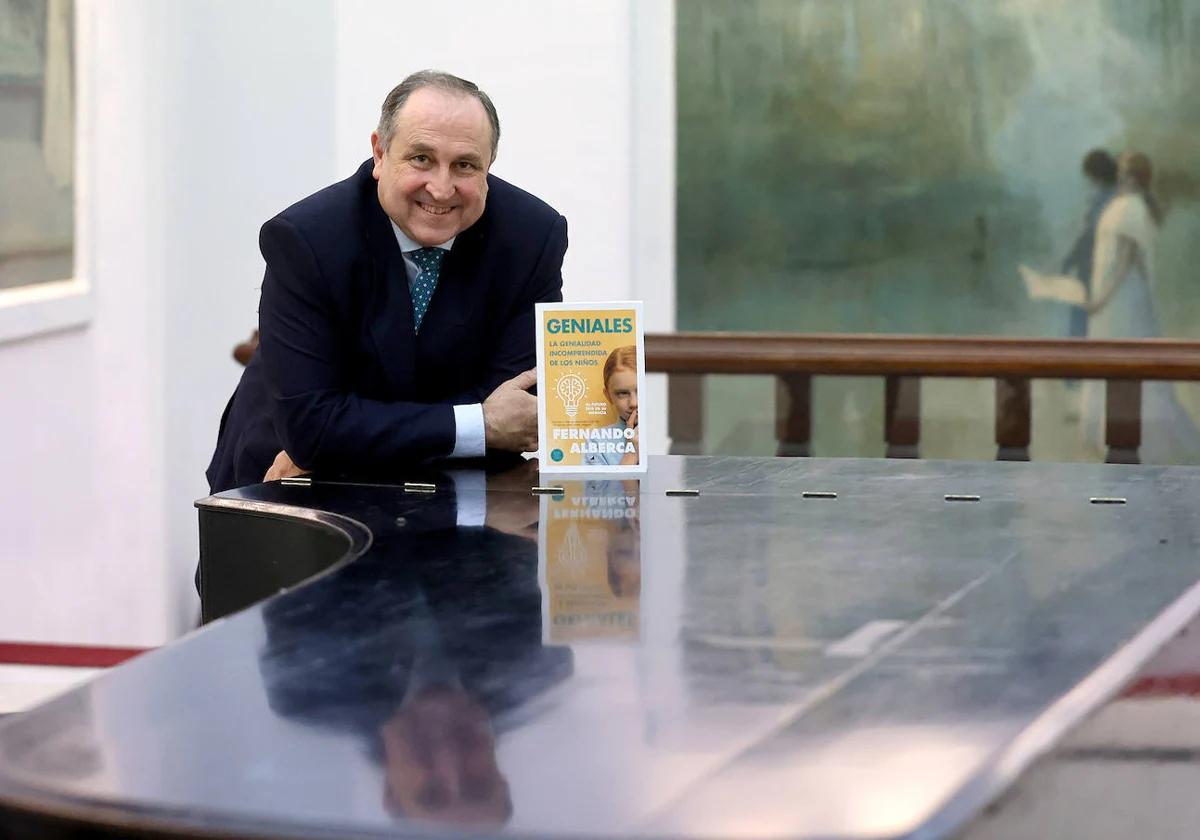 Fernando Alberca posa con un ejemplar de 'Geniales', en el Real Círculo de la Amistad