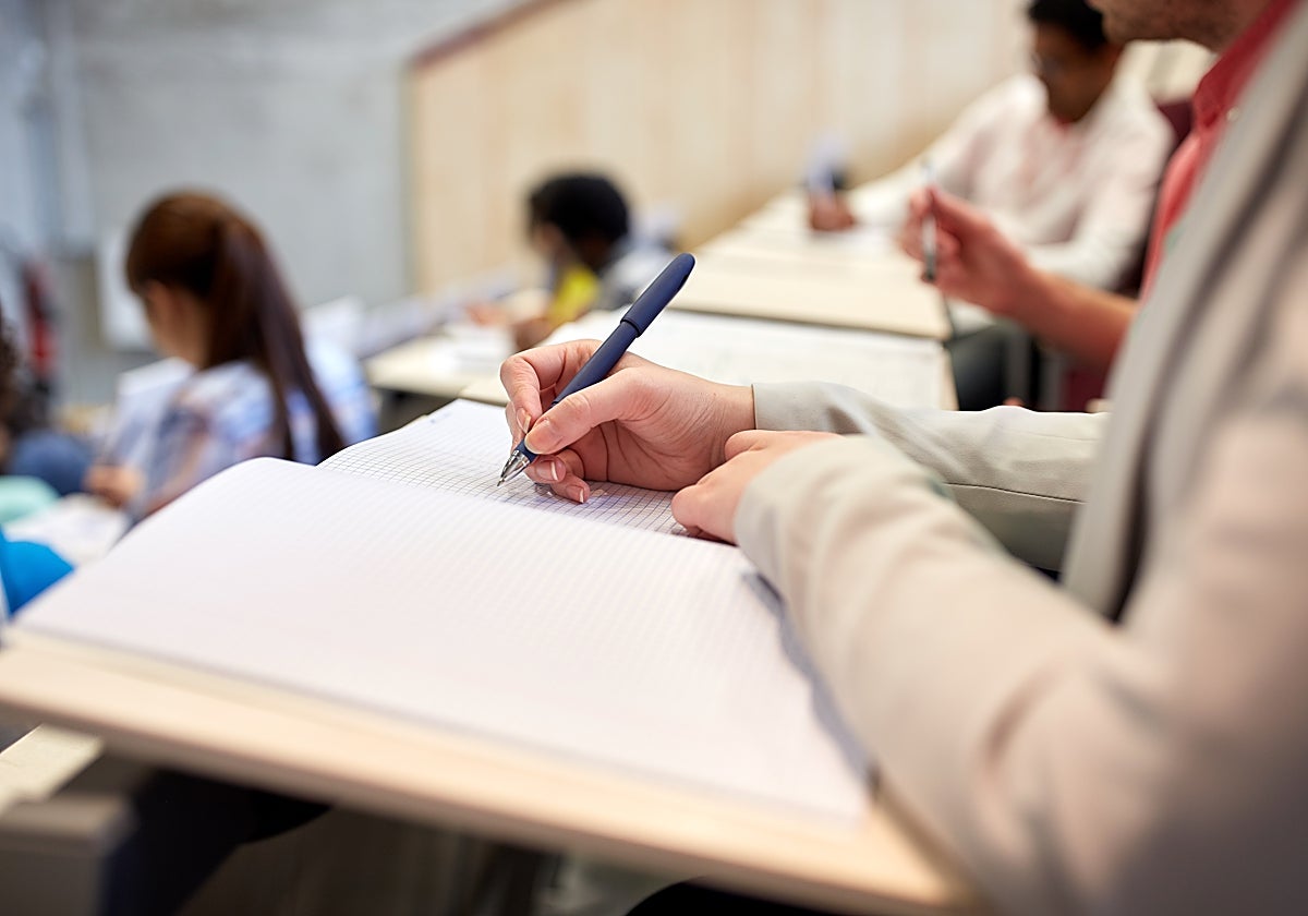 Fotografía de archivo de personas haciendo un examen