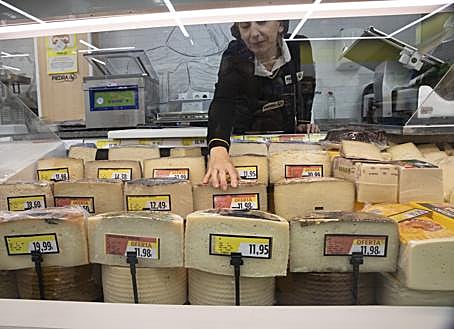 Imagen secundaria 1 - Pescado listo en la Corredera. Qesoos, en Piedra. Ambientes de compra en Sn Sáncehz Peña