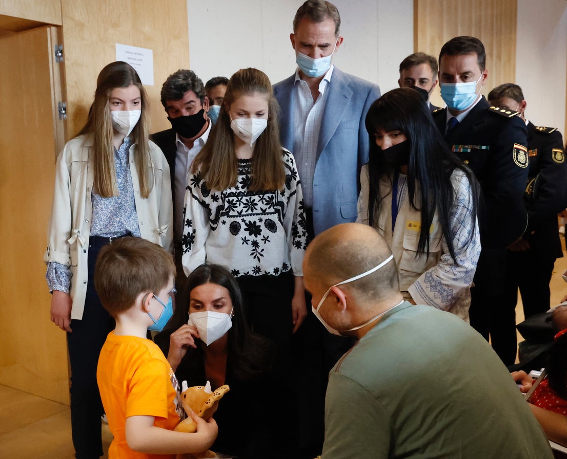 Los Reyes y sus hijas, la Princesa Leonor y la Infanta Sofía, visitaron el pasado mes de abril a las familias refugiadas ucranianas en el Centro de Recepción, Atención y Derivación (CREADE) en Pozuelo de Alarcón (Madrid).