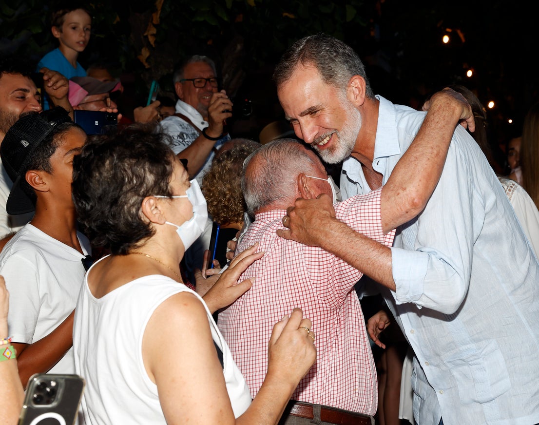 El Rey Felipe VI visitó y saludó a principios de agosto a los vecinos de visitan la Cartuja de Valldemossa, una antigua residencia real en la localidad de la Sierra de la Tramontada que lleva este mismo nombre.  Los monarcas y sus hijas sustituyeron así el tradicional posado en los jardines del Palacio de Marivent por una visita cultural a alguna de las localidades de la isla.