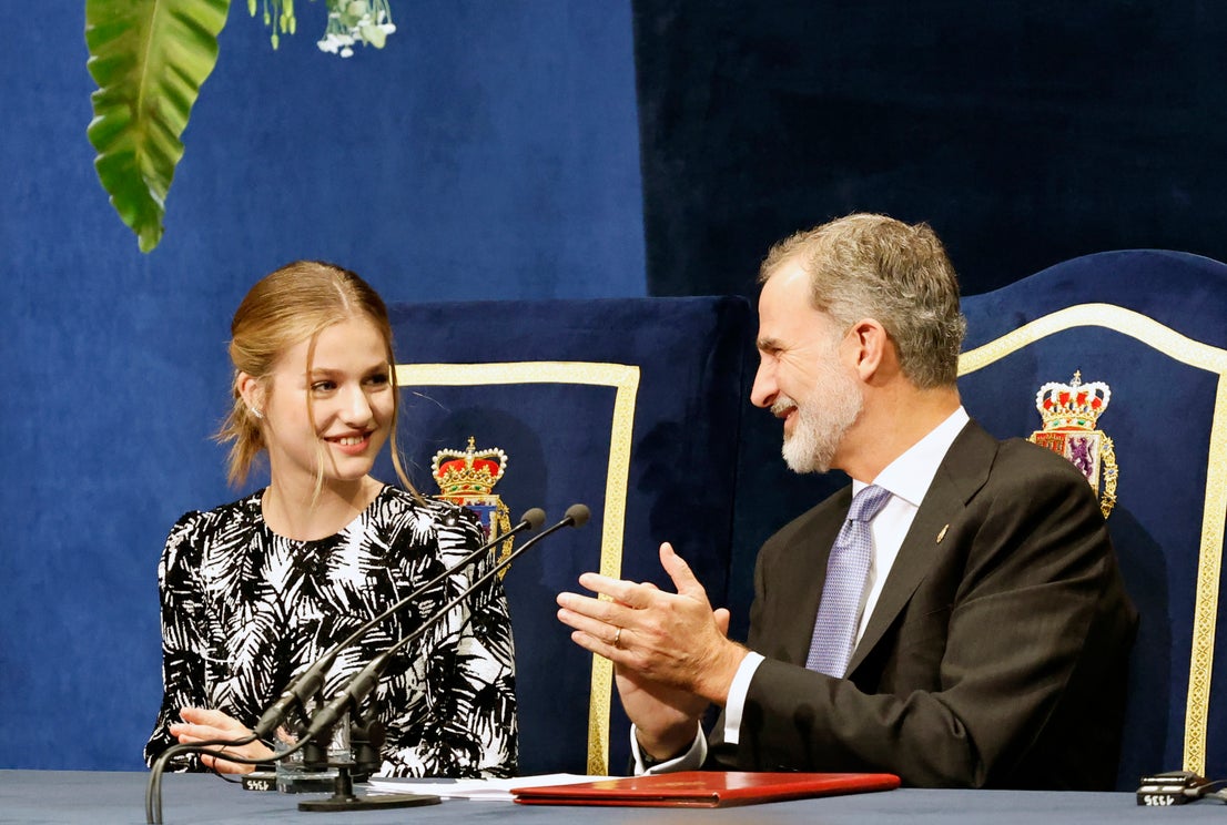 El Rey Felipe VI y la Princesa de Asturias, Doña Leonor, durante la ceremonia de los Premios Princesa de Asturias 2022 que tuvo lugar en el Teatro Clara Campoamor de Oviedo a finales de octubre.