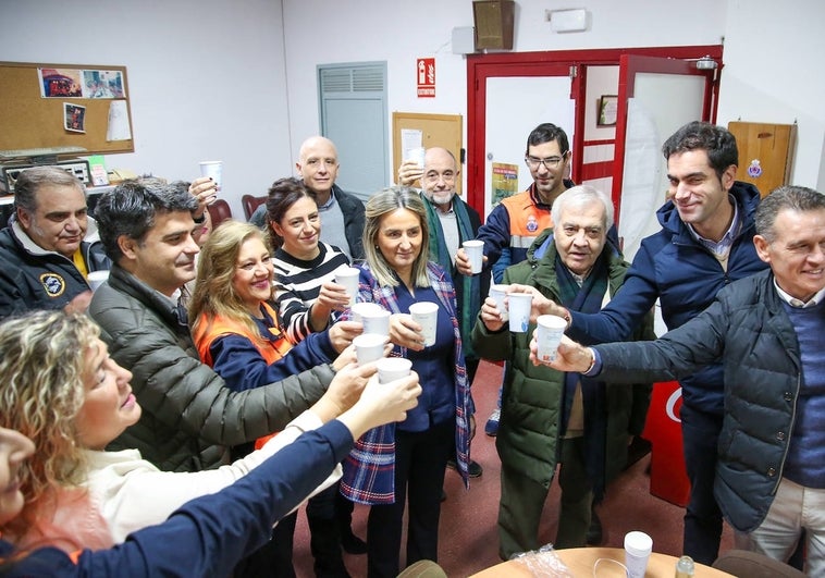 La alcaldesa y concejales  brindan la Navidad con Bomberos, Policía Local y Protección Civil