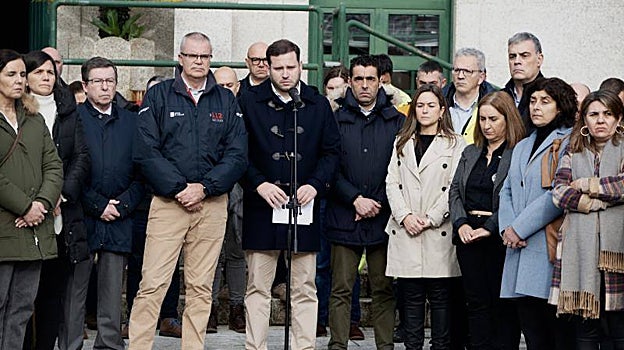 Minuto de silencio este lunes ante el Ayuntamiento de Cerdedo-Cotobade, (Pontevedra), localidad donde se produjo el accidente