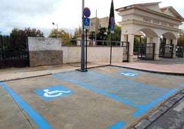 El Ayuntamiento de Priego adapta a la legislación los estacionamientos para personas con movilidad reducida