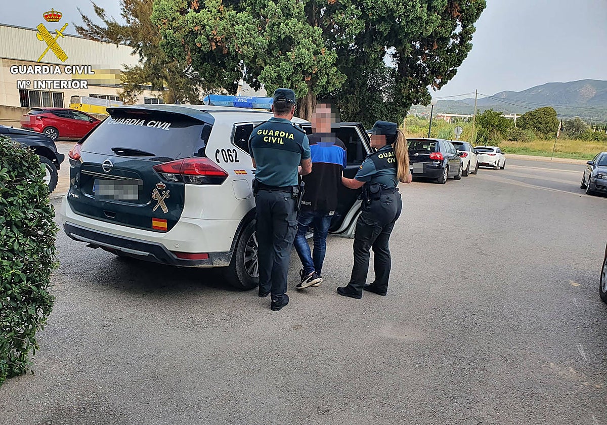 Detienen en Valencia a un motorista sin carnet, cargado de hachís y buscado por un atropello en Bilbao