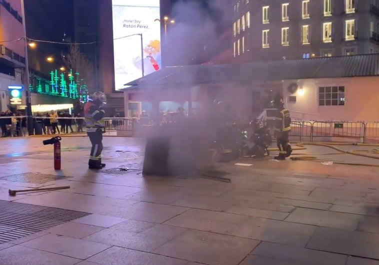 El incendio de una galería subterránea corta la luz en Gran Vía durante varias horas