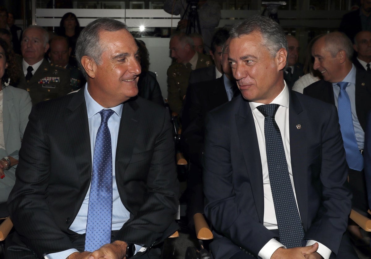 El vocal Enrique Lucas (izquierda), con el lehendakari, Íñigo Urkullu