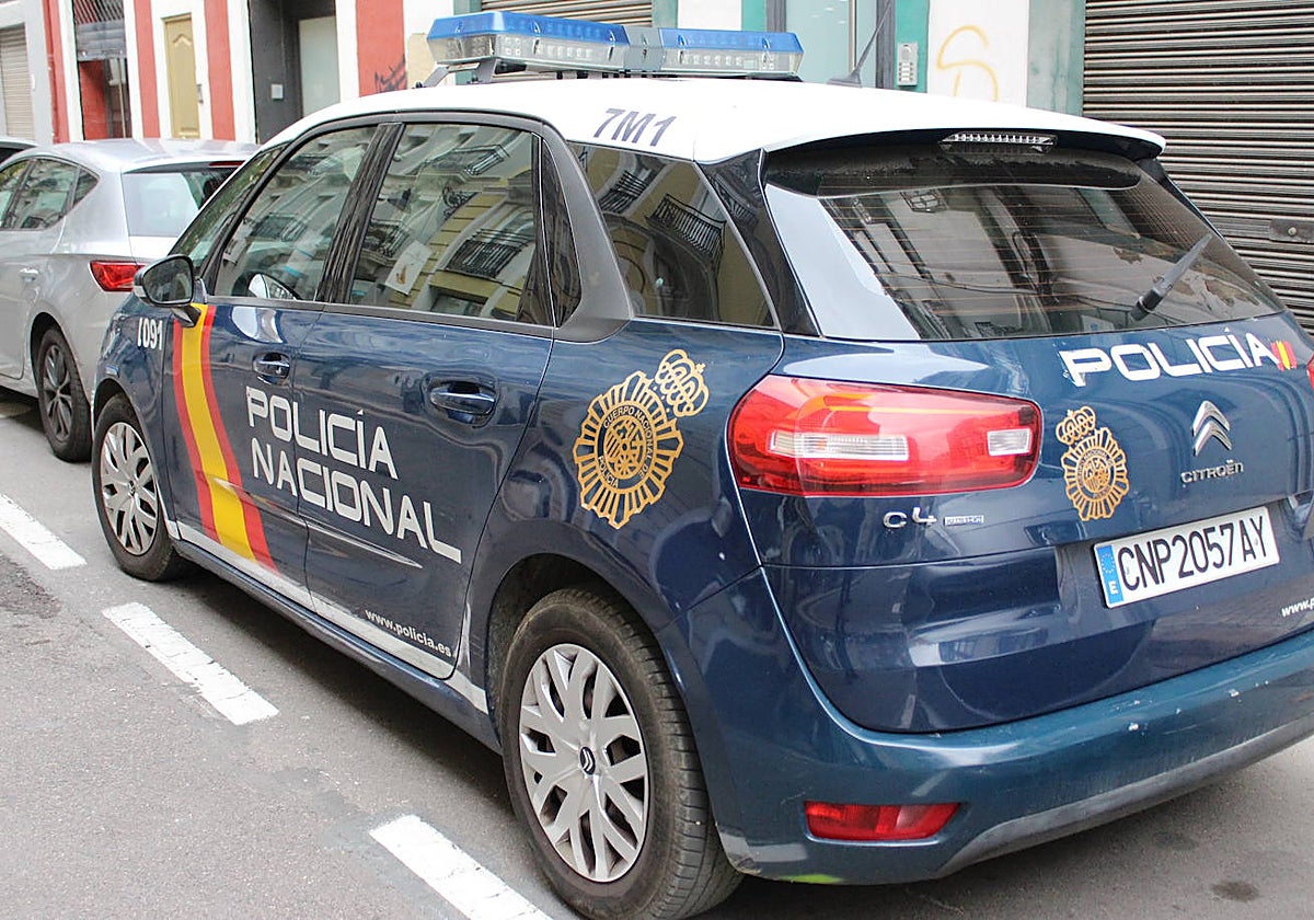 Intenta clavarle un bolígrafo en el cuello a un joven por «mirarlo mal» en una biblioteca de Valencia