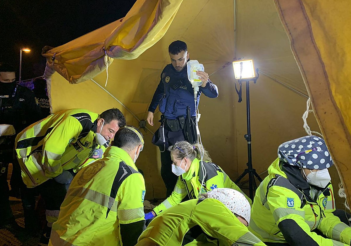 Los facultativos de Samur-Protección Civil atienden a la víctima, en el lugar del suceso